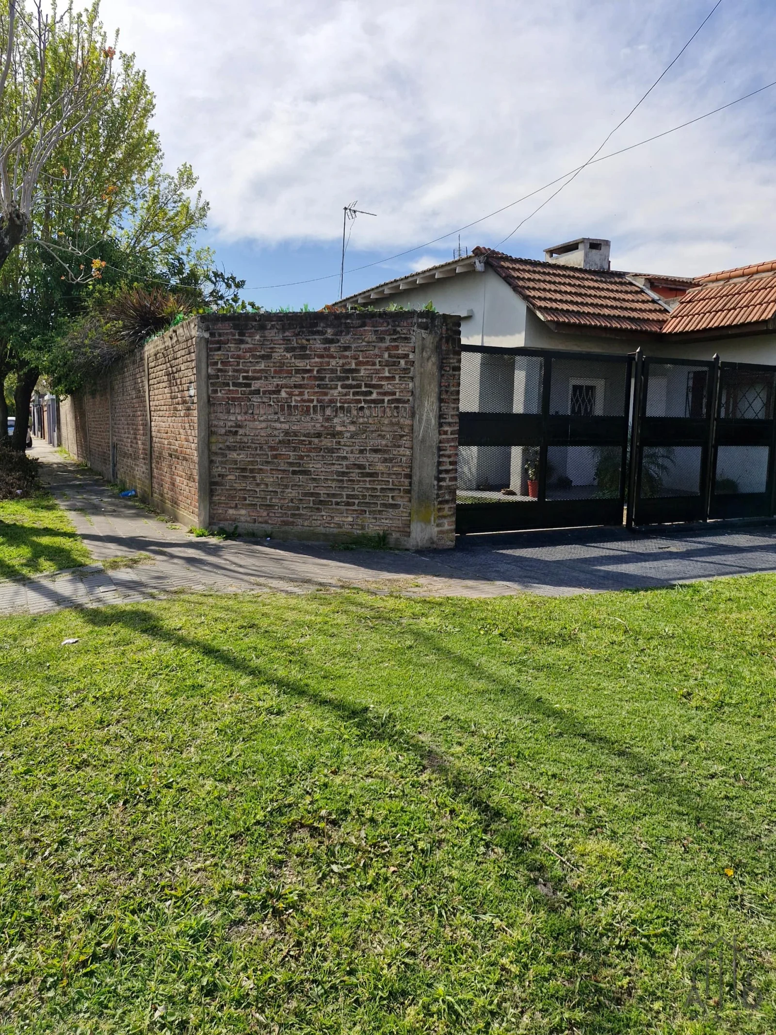 Casa en venta 4 ambientes en excelente lote en Remedios de Escalada Lanús - Imagen 2