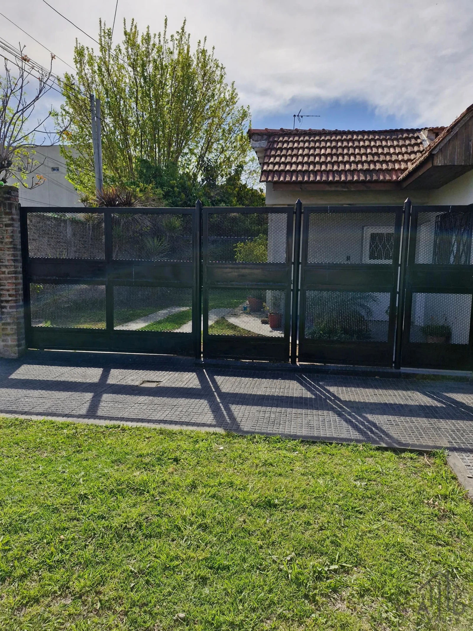 Casa en venta 4 ambientes en excelente lote en Remedios de Escalada Lanús - Imagen 1