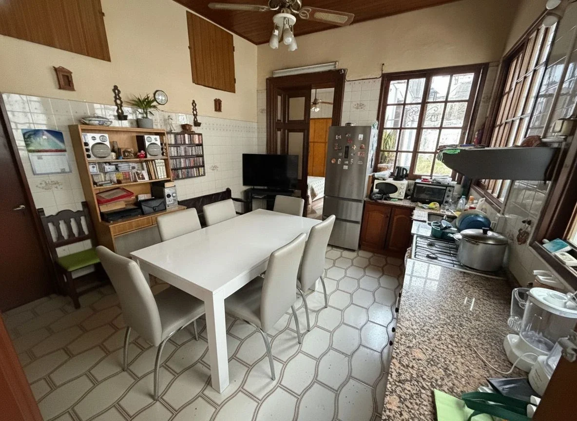 VENTA AMPLIA CASA 5 AMBIENTES LOTE PROPIO CON PATIO Y JARDÍN - Imagen 4