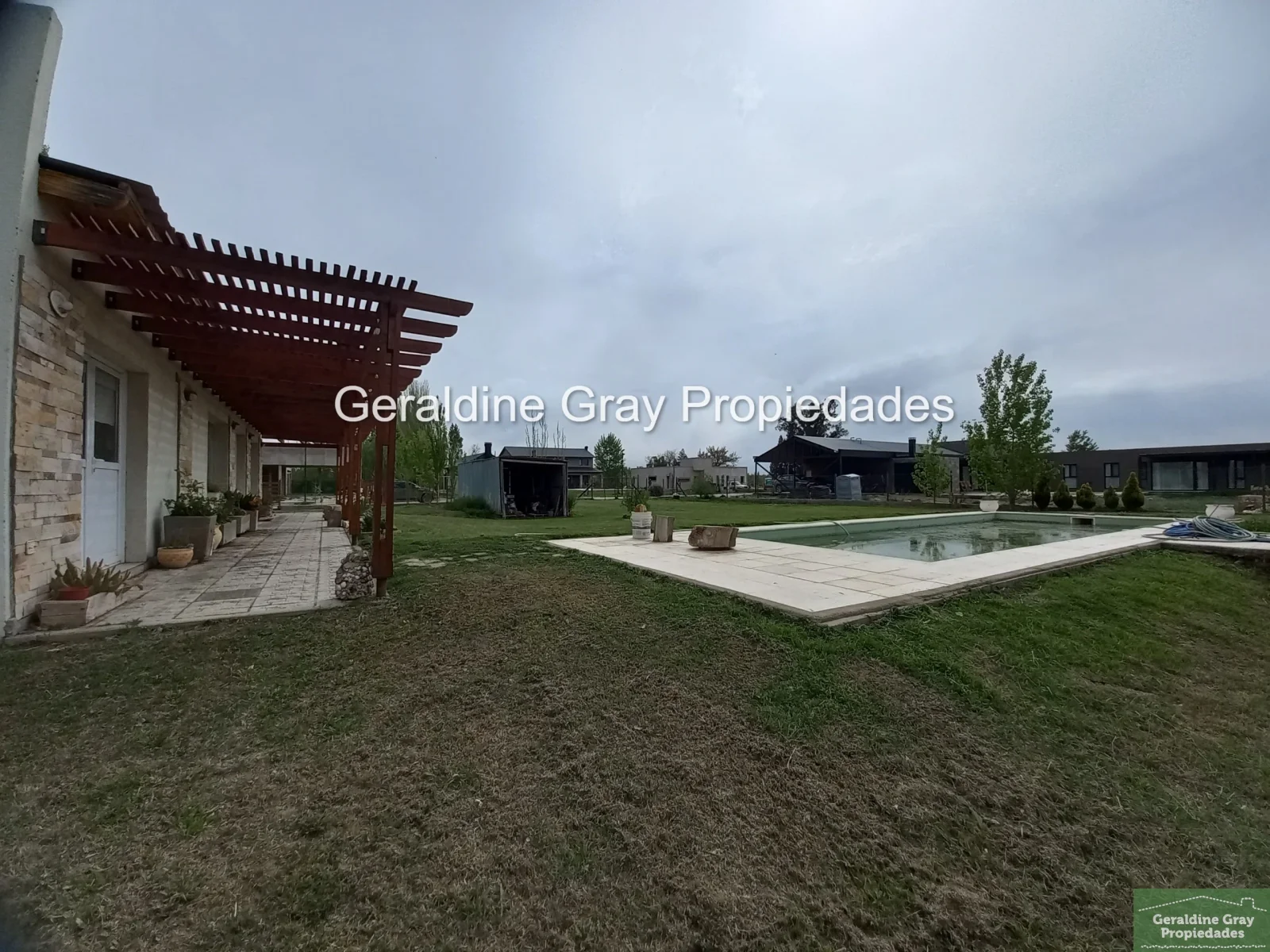 Casa de un dormitorio con pileta en venta en el barrio Estilo Chacra, Cipolletti - Imagen 1