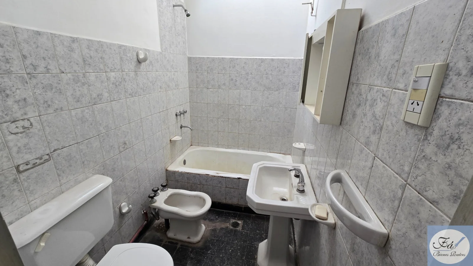 ¿Querías vivir en el centro? Bueno, más al medio no se puede - Imagen 5