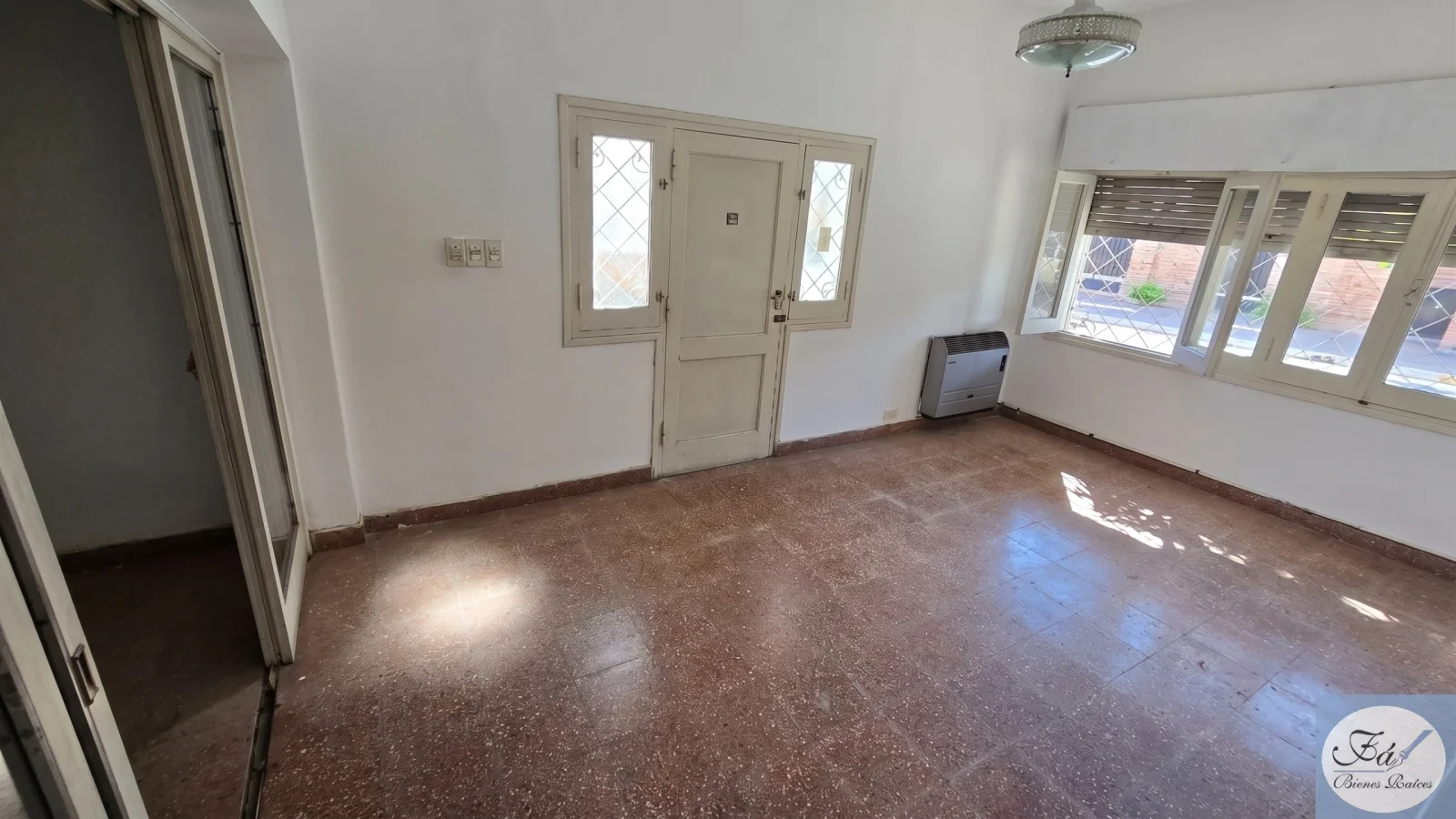 ¿Querías vivir en el centro? Bueno, más al medio no se puede - Imagen 2