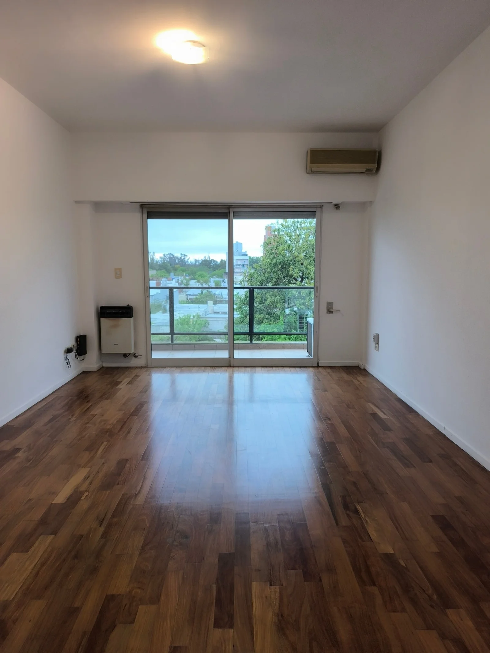 Departamento de 2 dormitorios en alquiler con cochera en Centro - Imagen 2