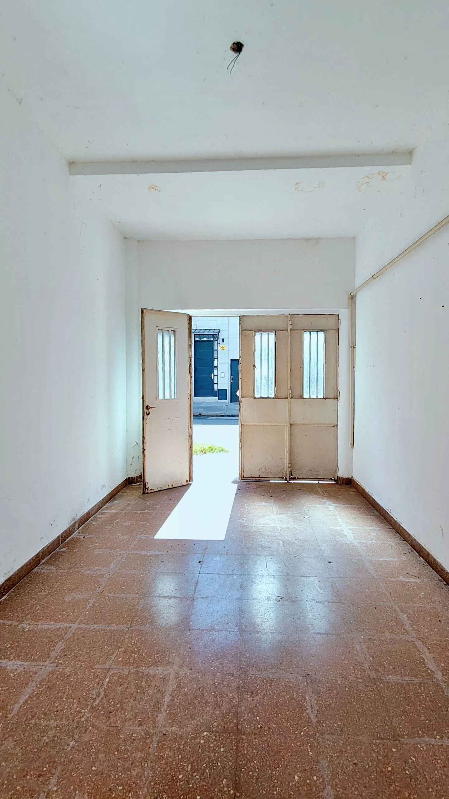 Casa de 2 habitaciones en venta c/ cochera en el Centro - Imagen 2