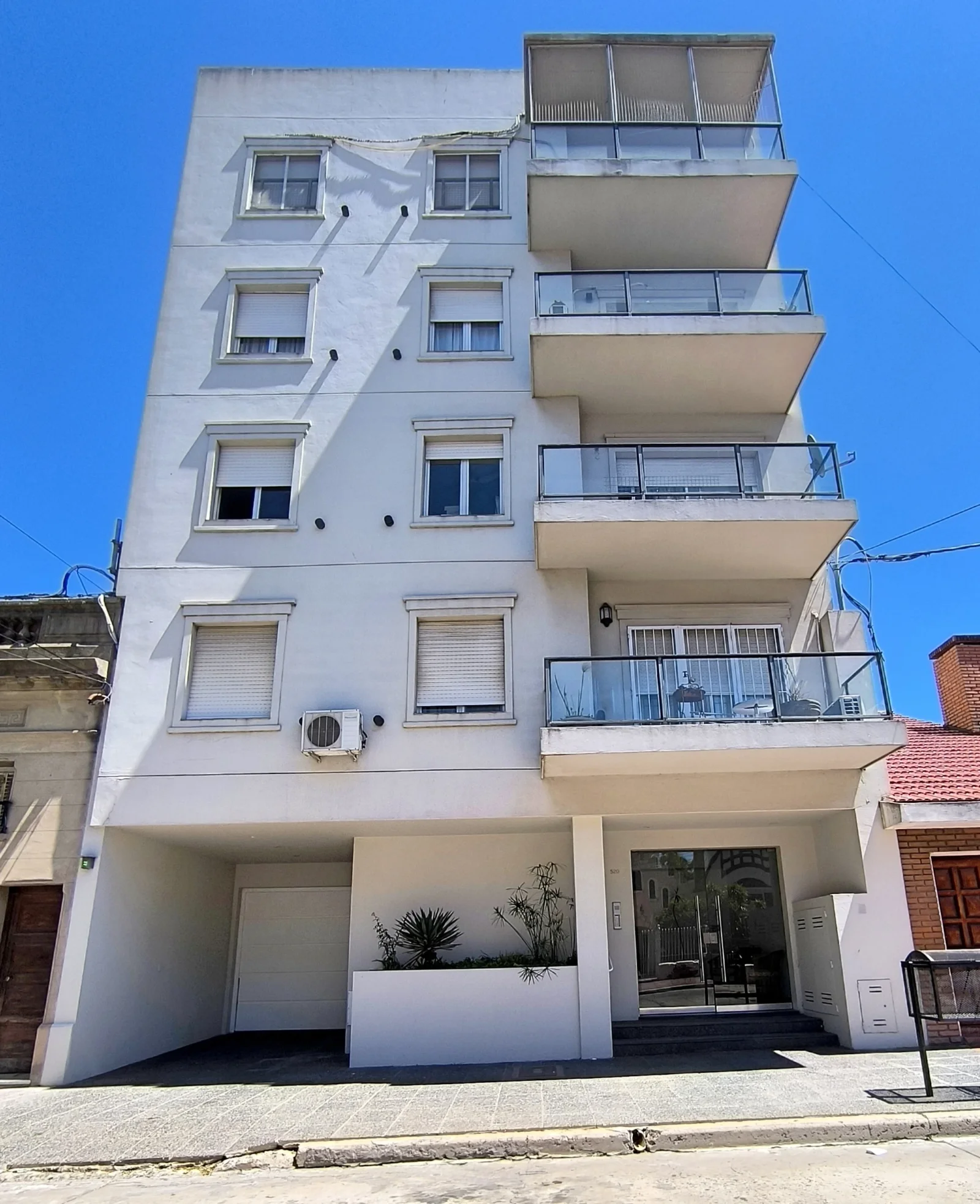 Departamento de 2 dormitorios en alquiler con cochera en Centro - Imagen 1
