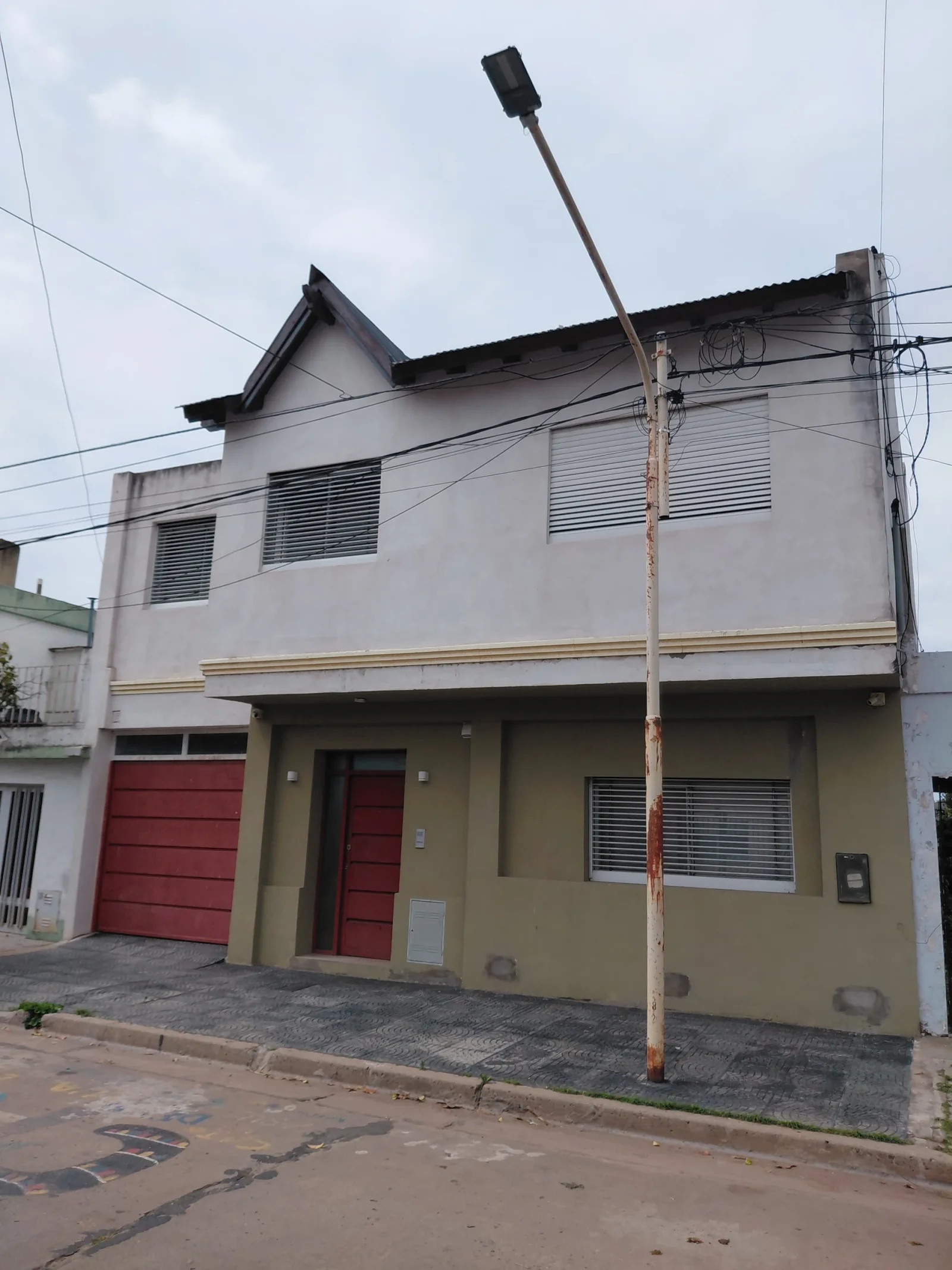 Casa en venta cde 4 habitaciones con patio y cochera en Pergamino - Imagen 1