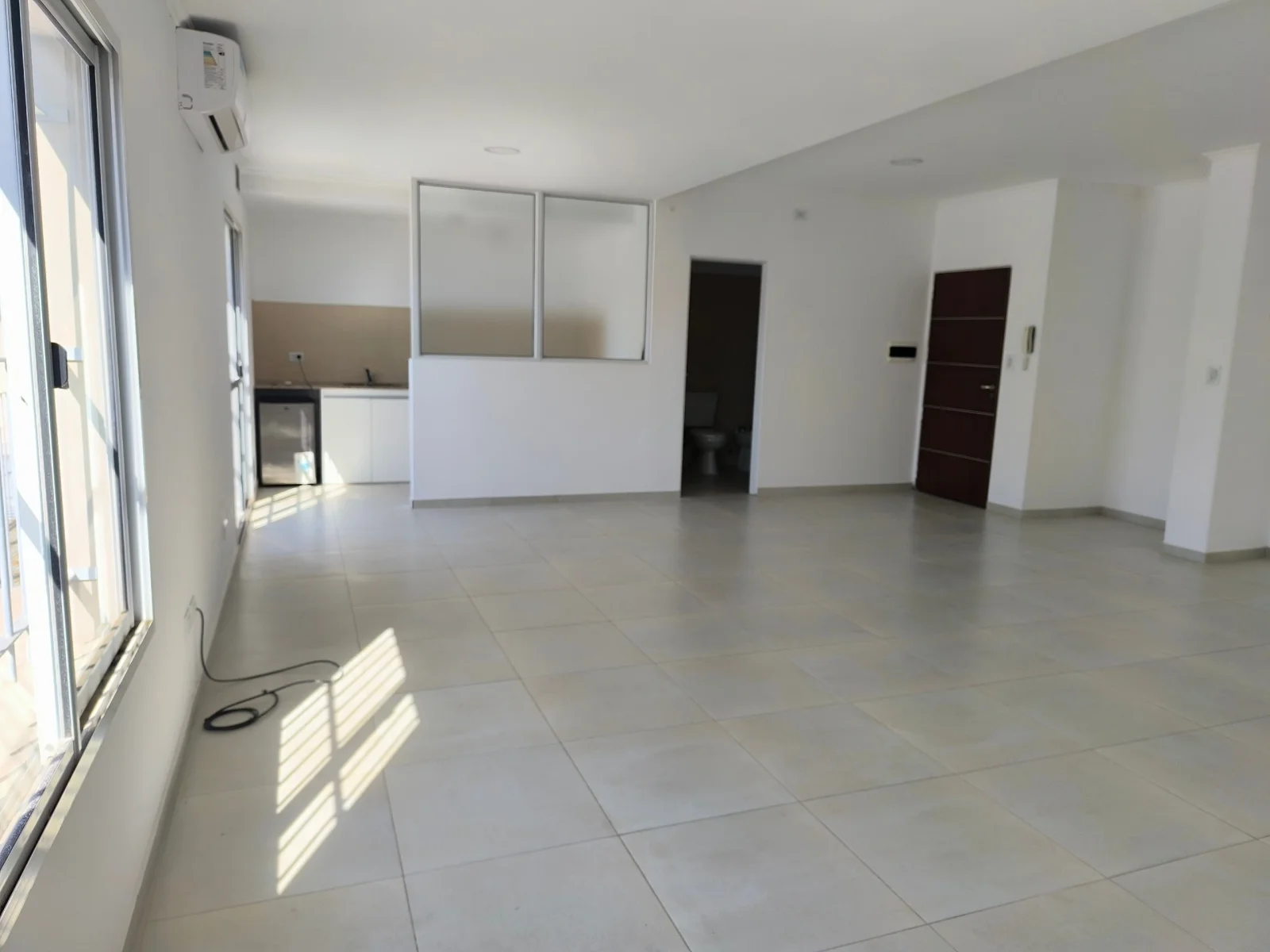 Monoambiente amplio en alquiler - Centenario, Pergamino - Imagen 2