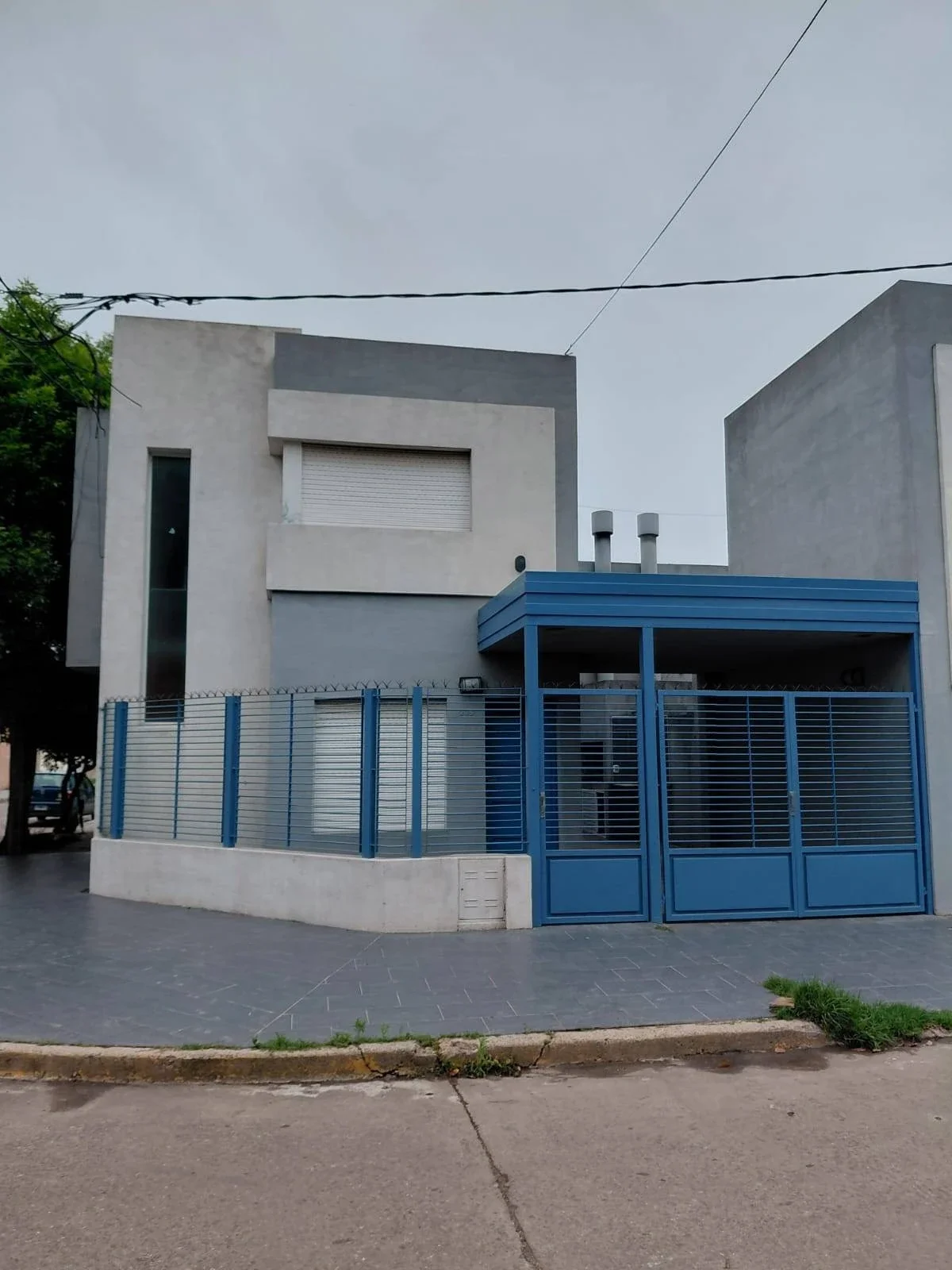 Casa en alquiler de 2 dormitorios con 2 baños y cochera en Pergamino - Imagen 1