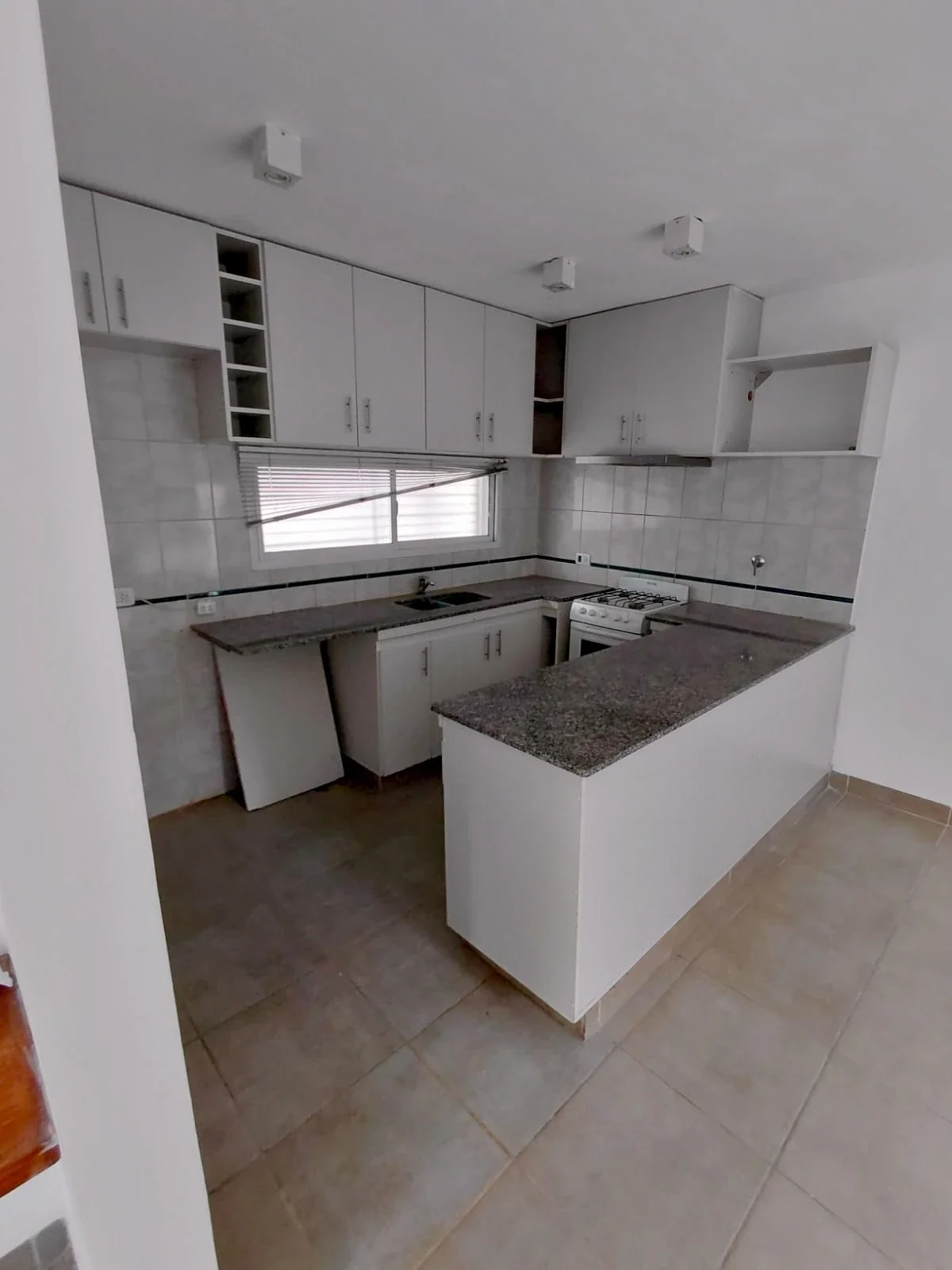 Casa en alquiler de 2 dormitorios con 2 baños y cochera en Pergamino - Imagen 4