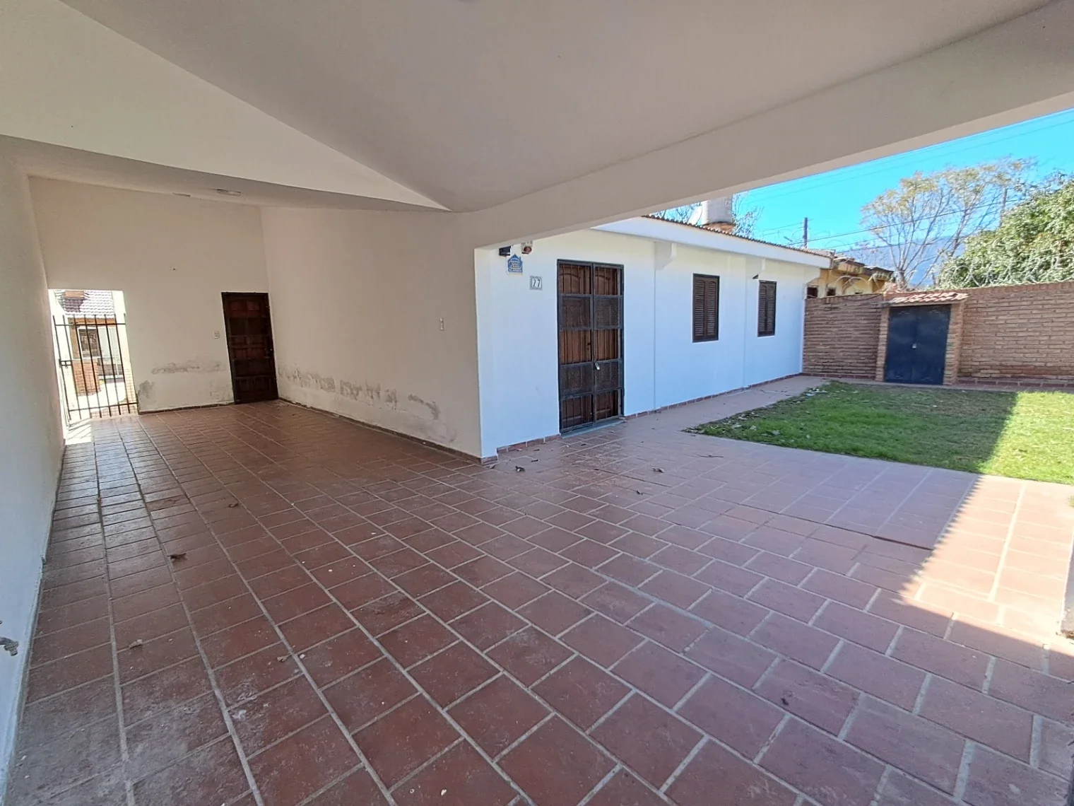 CASA DE 4 DORMITORIOS Y QUINCHO CERRADO CON ASADOR - Imagen 2