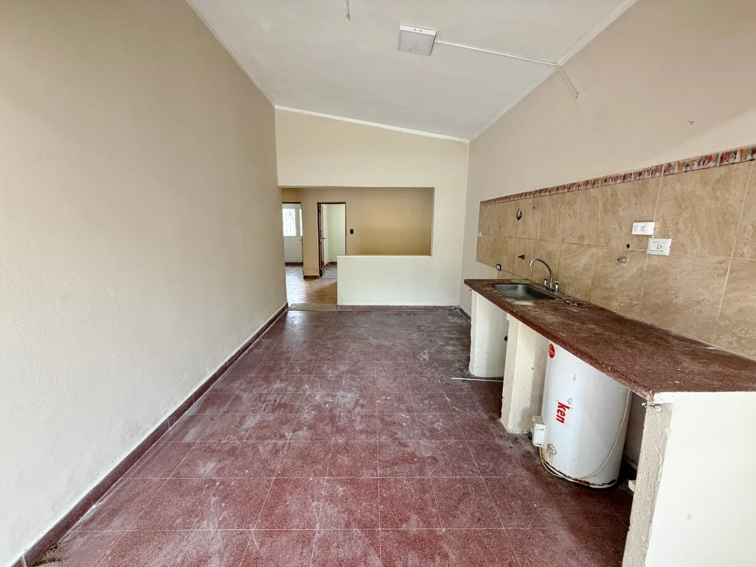 CASA DE 3 DORMITORIOS A 20M DE AV. ILLIA - Imagen 2