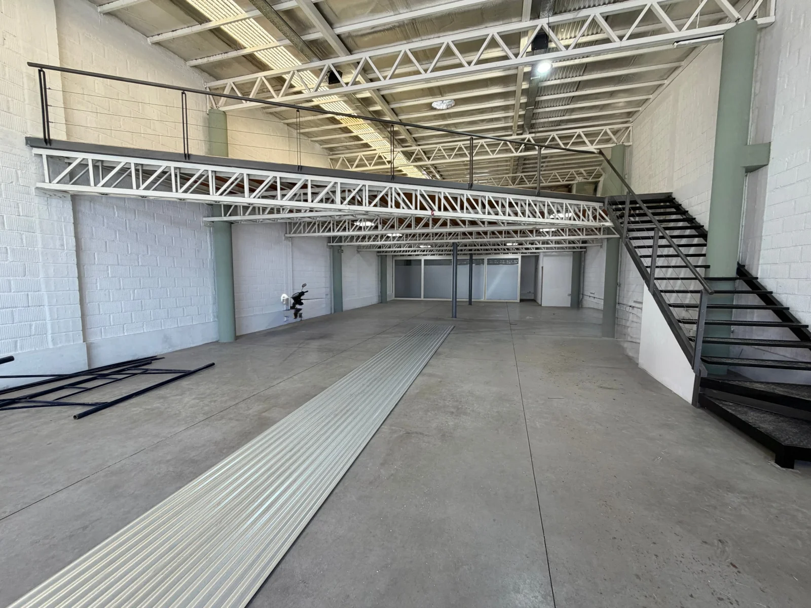 LOCAL COMERCIAL DE 300m2 MAS ENTREPISO - Imagen 2