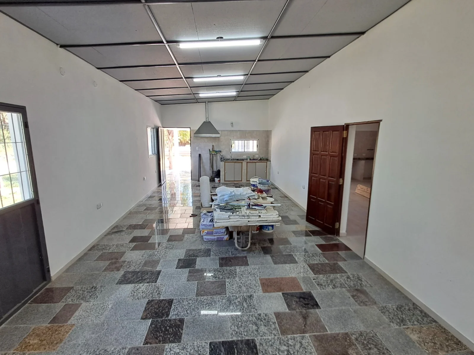 2 LOCALES SOBRE RUTA 1 CON PILETA Y QUINCHO, LISTA PARA ESCRITURAR - Imagen 2