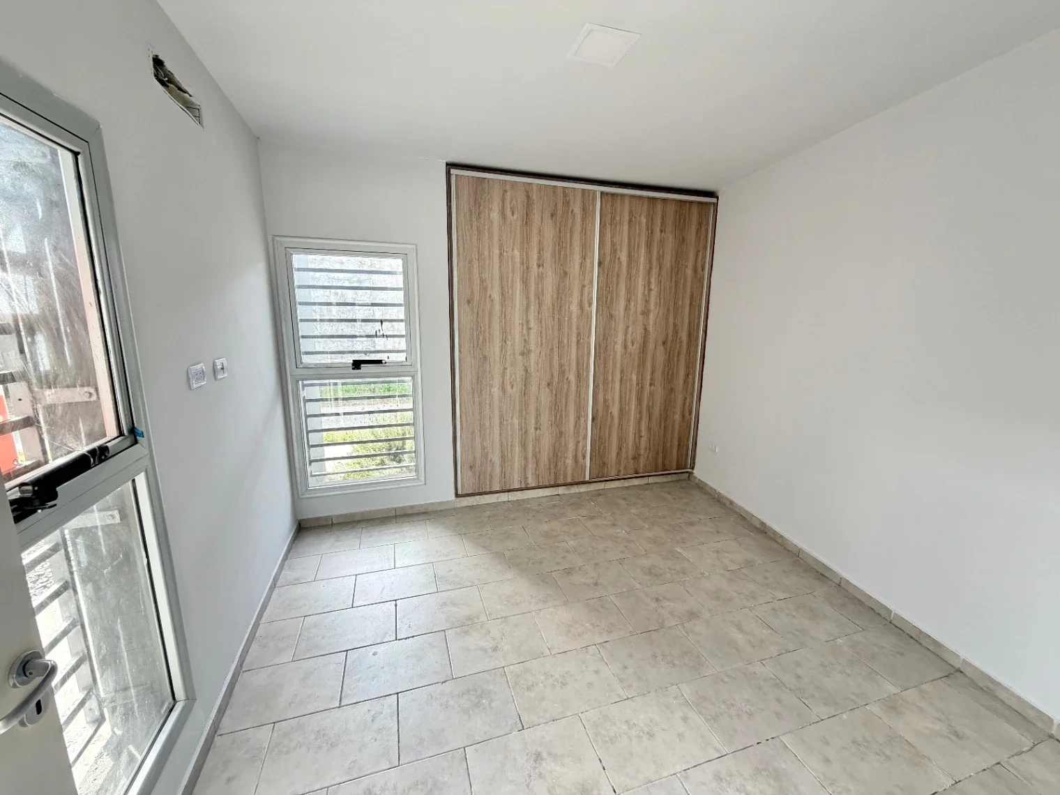 CASA DE 1 DORMITORIO CON ENTRADA PARA VEHICULO Y PATIO CHICO - Imagen 5