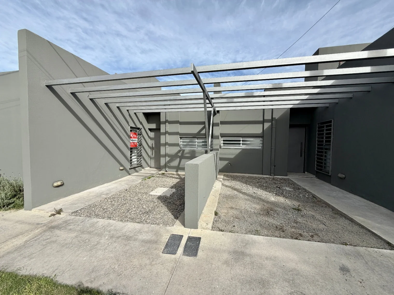 CASA DE 1 DORMITORIO CON ENTRADA PARA VEHICULO Y PATIO CHICO - Imagen 1