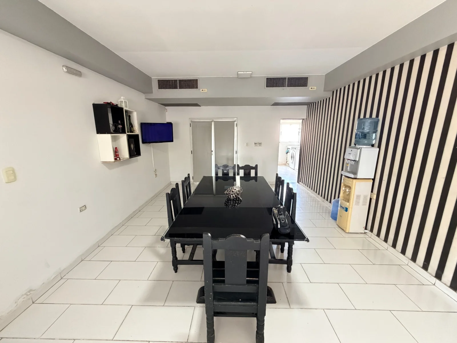 IMPORTANTE CASA DE 4 DORMITORIOS SOBRE AV. ILLIA - Imagen 3