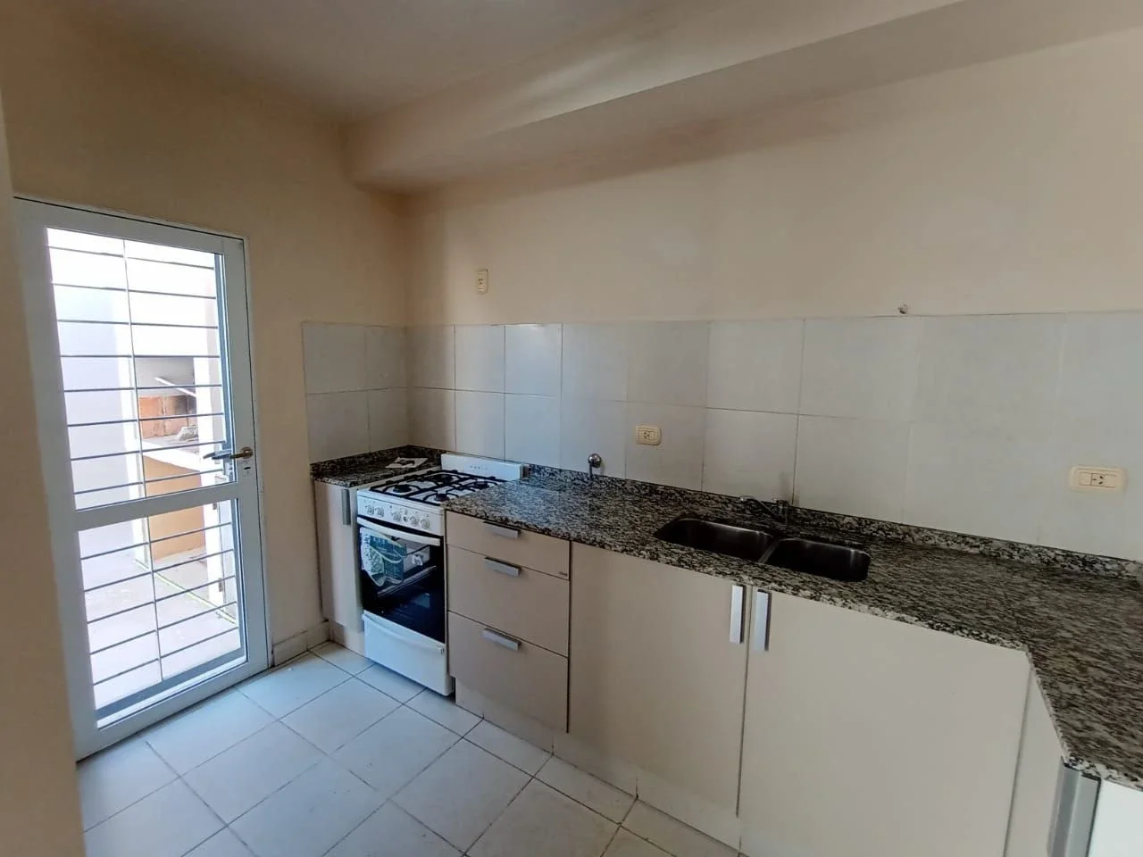 Dúplex en alquiler de 2 dormitorios c/ cochera en Otros Barrios - Imagen 3