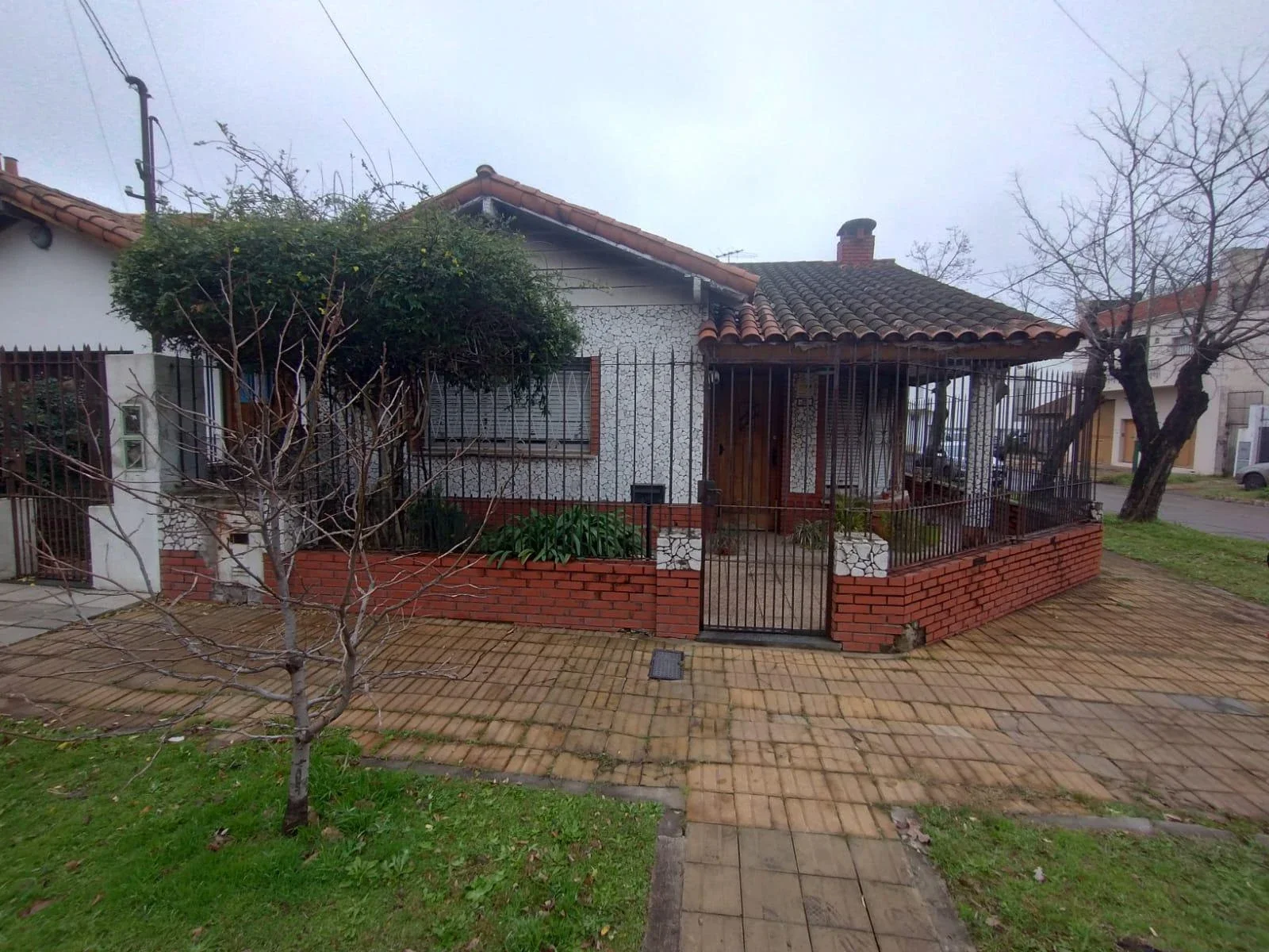Casa en venta c/ cochera en Banfield - Imagen 2