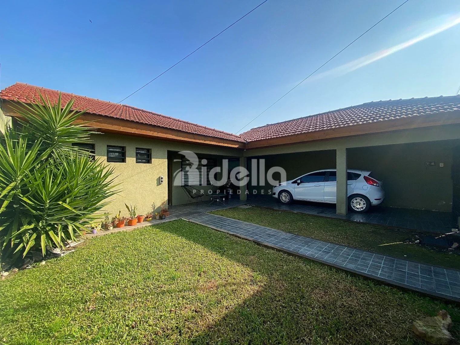 Casa 3 dorm. con suite, galería y gran jardín con pileta — Berisso - Imagen 2