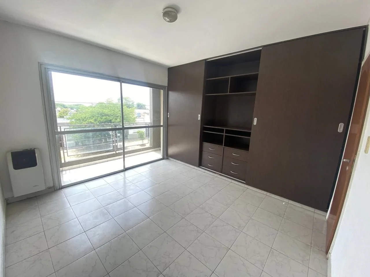 Departamento en alquiler en La Plata. Ubicado en Av. 122 entre 63 y 64. - Imagen 1