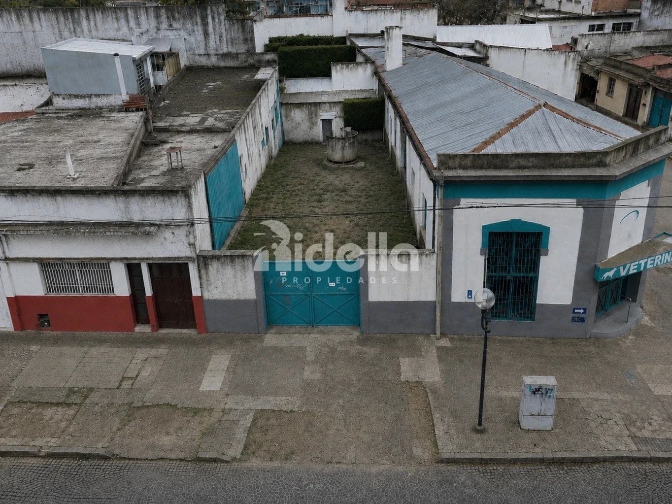 Esquina comercial 586 m² - local + galpón + patio - 115 y 63 - Ideal desarrollo - Imagen 1
