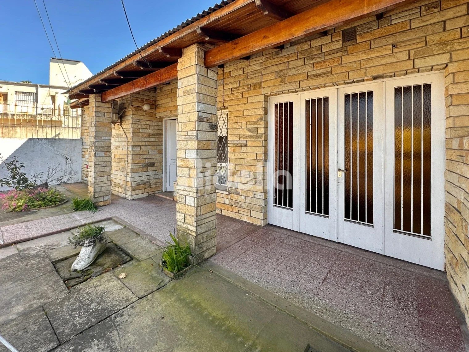 CASA EN VENTA 2 DORMITORIOS CON JARDIN - EXCELENTE OPORTUNIDAD - Imagen 1