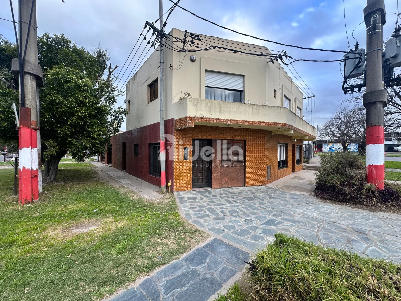 Casa en venta c/ cochera en Villa Elvira - Imagen 1