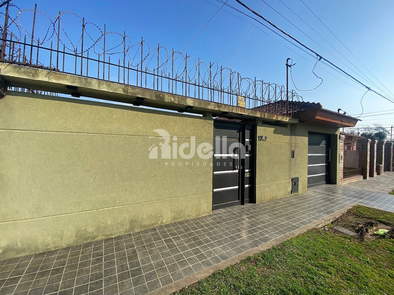 Casa 3 dorm. con suite, galería y gran jardín con pileta — Berisso - Imagen 3