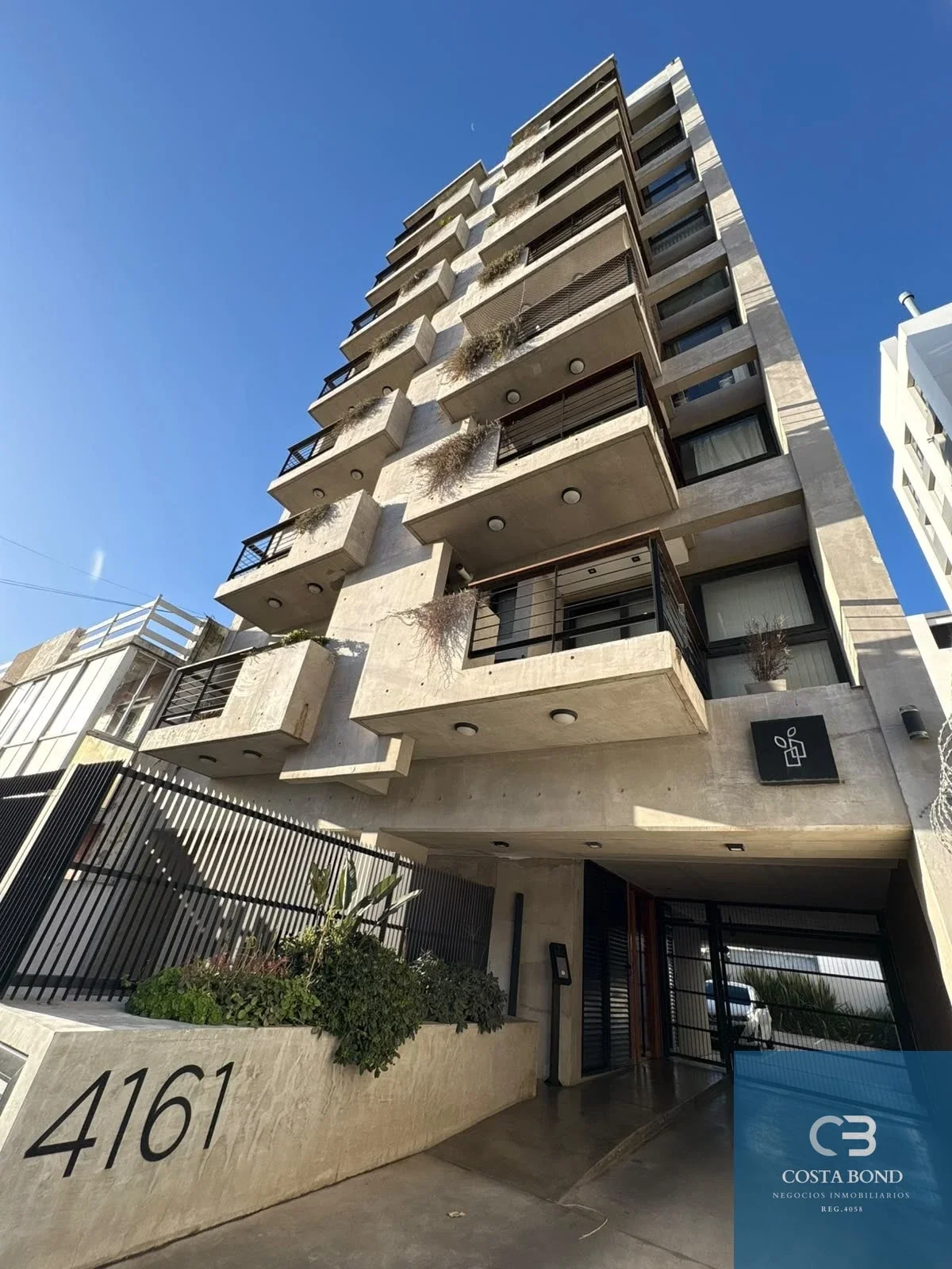 Moderno semipiso de 2 ambientes con parrilla y cochera - Zona Costitucion - Imagen 2