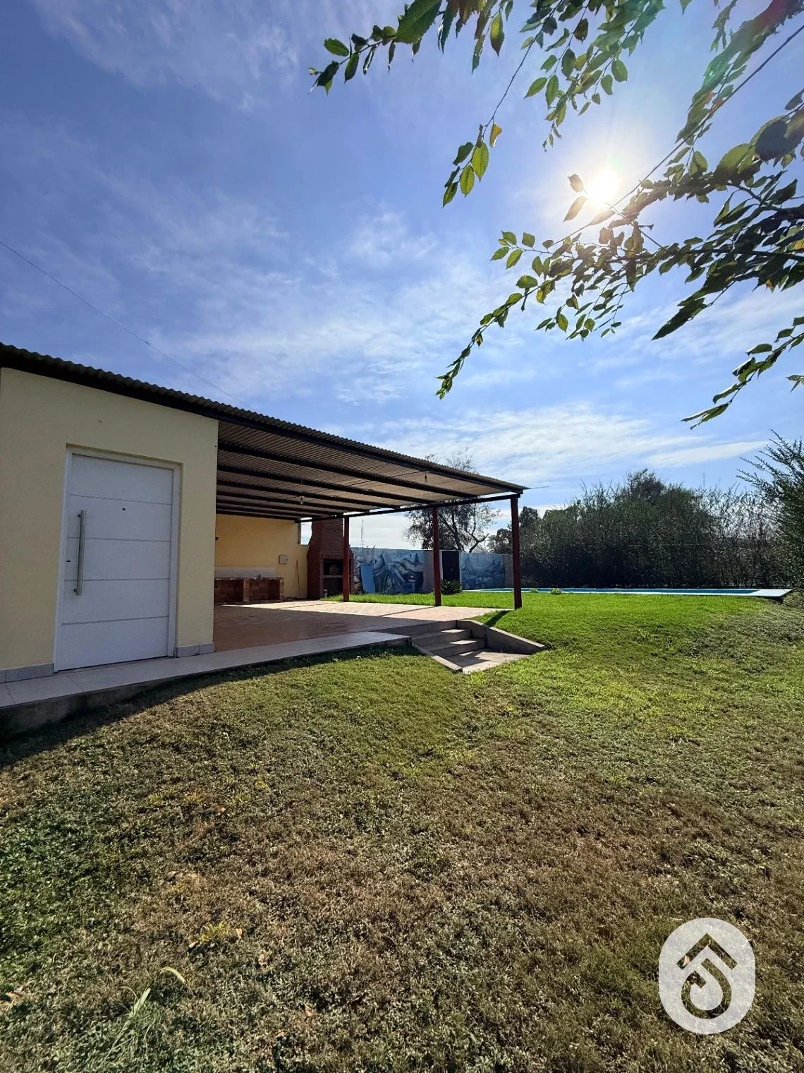 Casa y Galpón en VENTA en el Carril (Potencial comercial) - Imagen 1