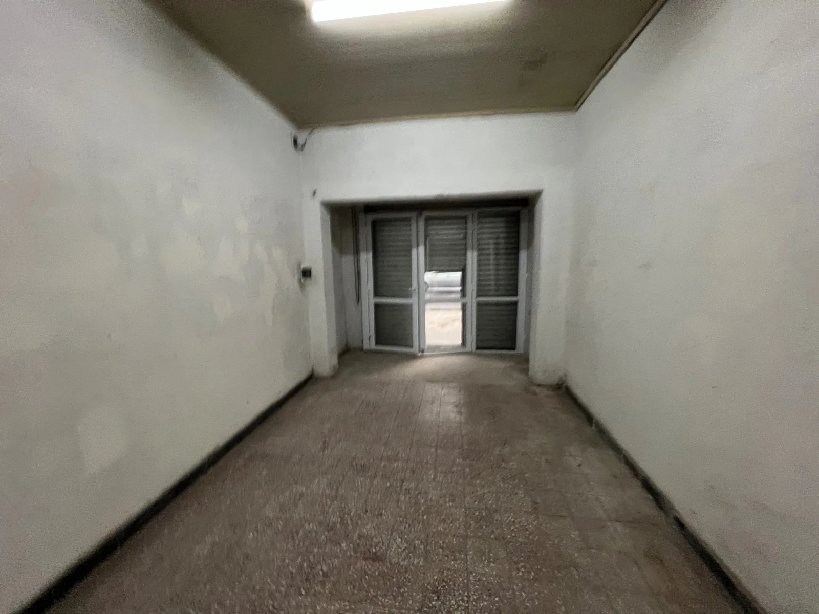 Local en  Alquiler sobre Av. 21 entre 141 y 142. Sobre Avenida  con Deposito. Bajo el valor! - Imagen 2