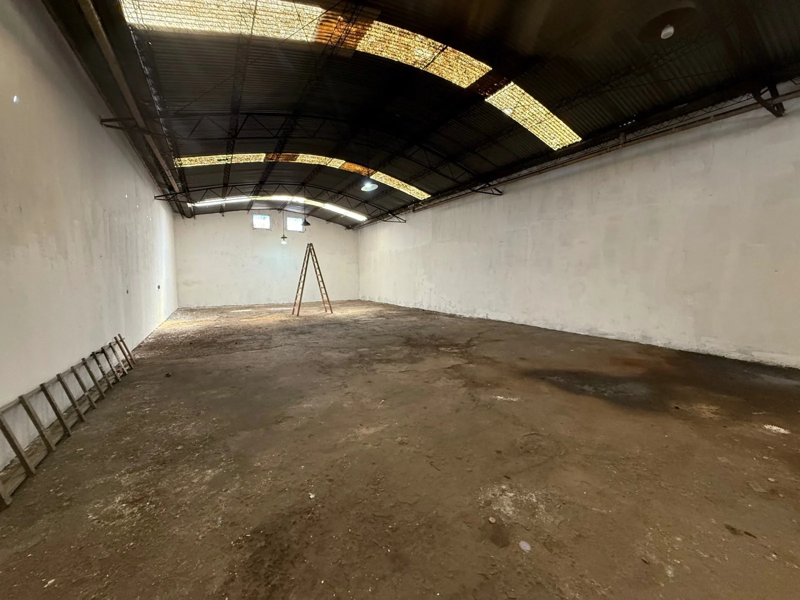 Galpón en alquiler de 260m2 ubicado en Berazategui sobre Av. 21. - Imagen 1