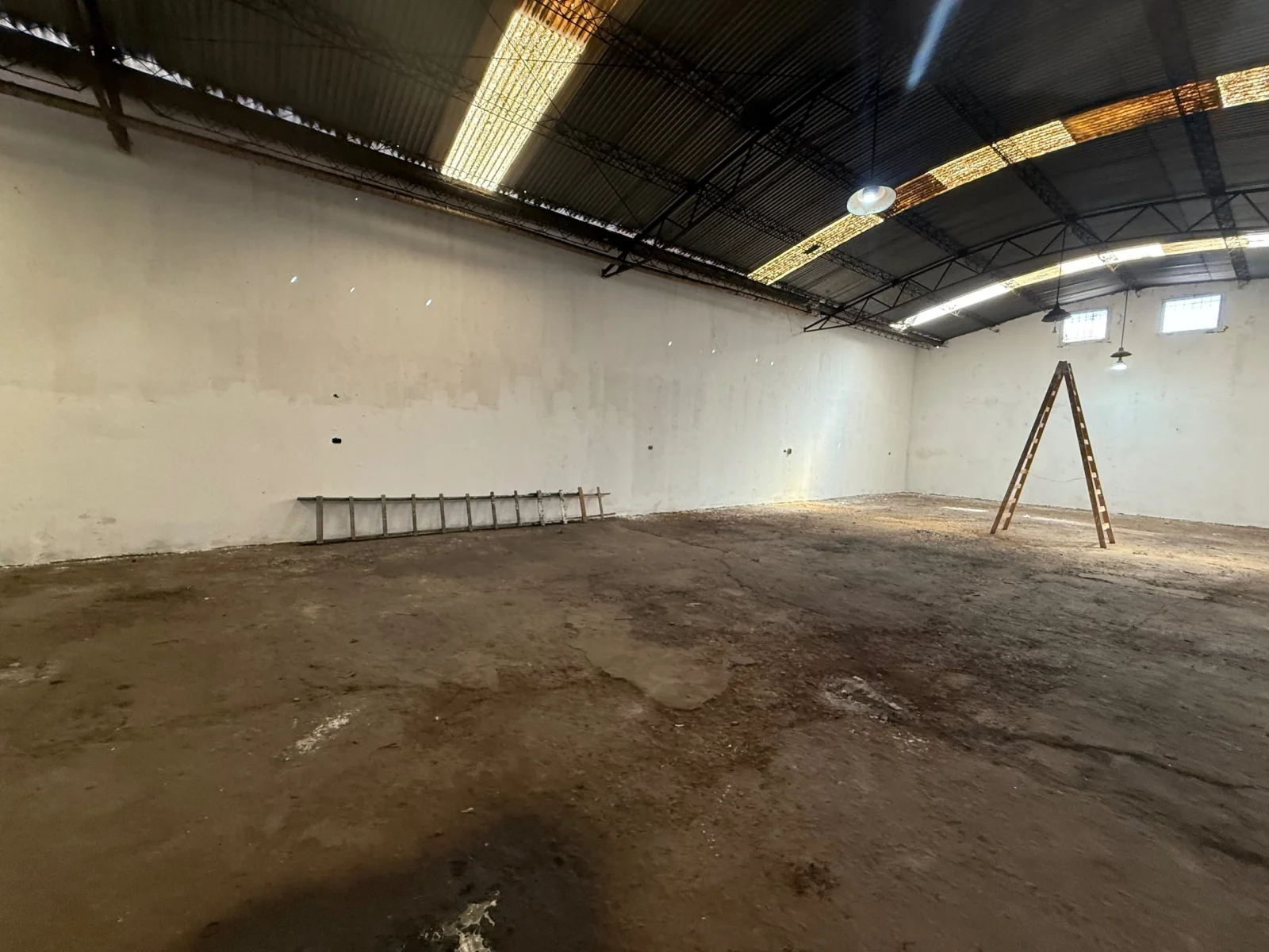 Galpón en alquiler de 260m2 ubicado en Berazategui sobre Av. 21. - Imagen 2