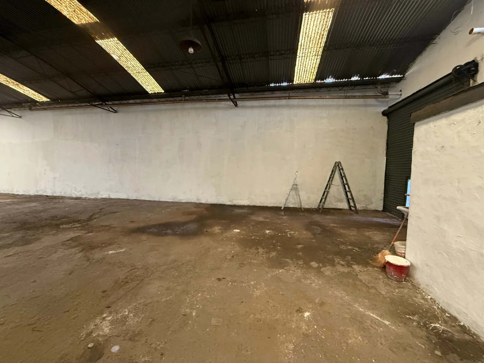 Galpón en alquiler de 260m2 ubicado en Berazategui sobre Av. 21. - Imagen 3
