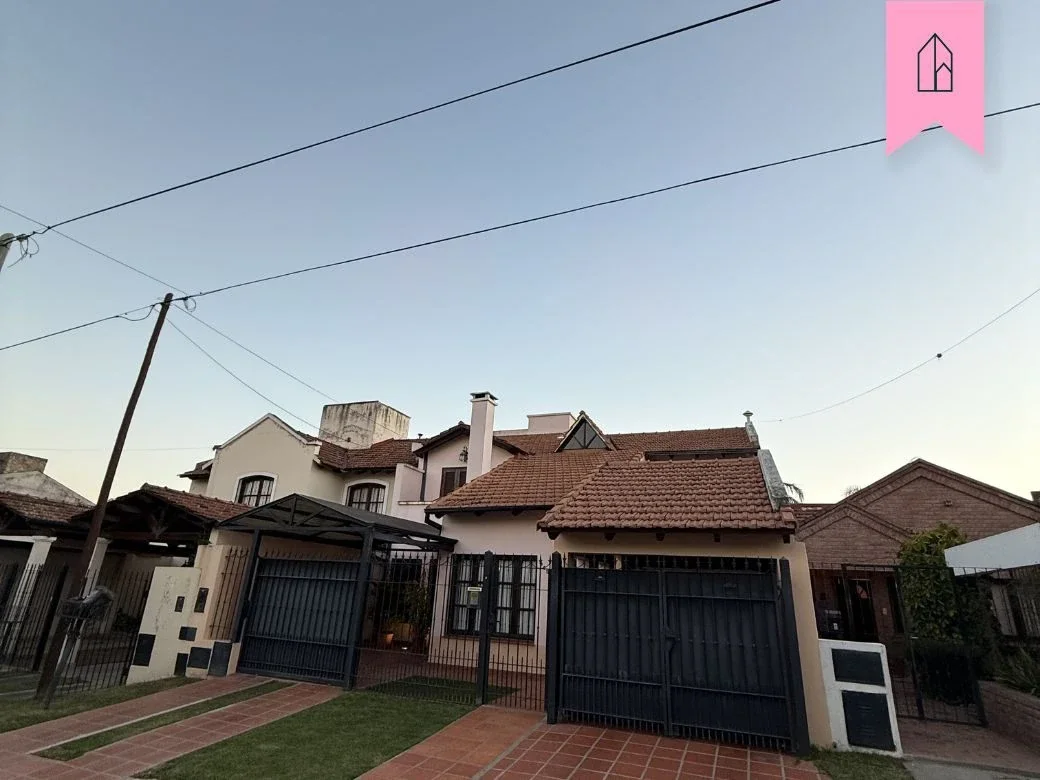 Casa en venta c/ cochera en Grand Bourg - Imagen 1