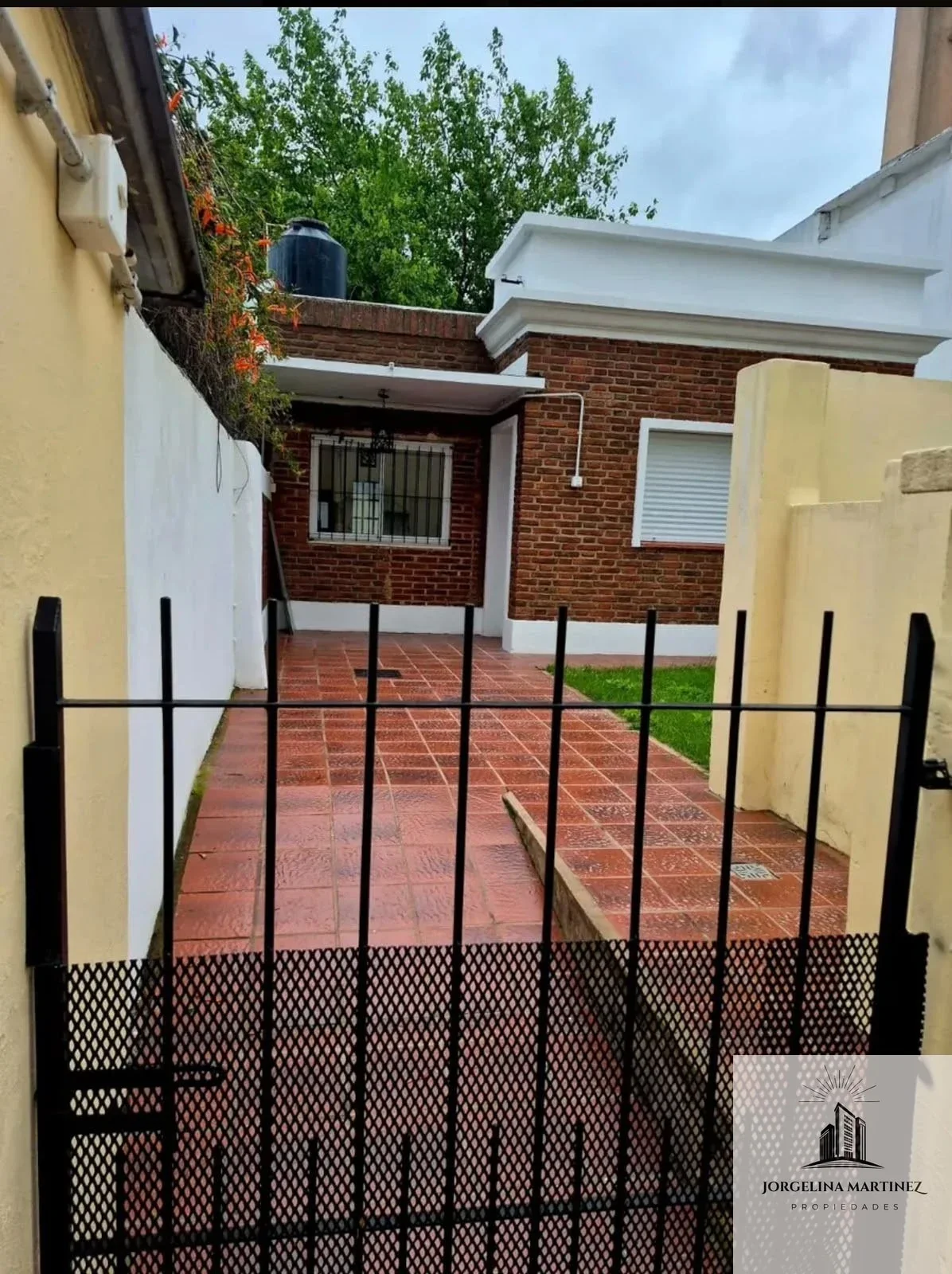 PH en alquiler en Morón con jardin y patio - Imagen 1