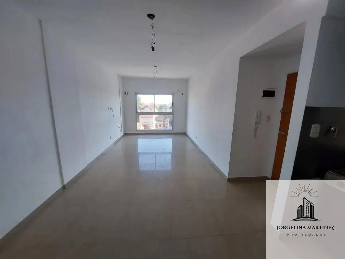 Departamento en alquiler c/ cochera en Villa Luzuriaga - Imagen 1