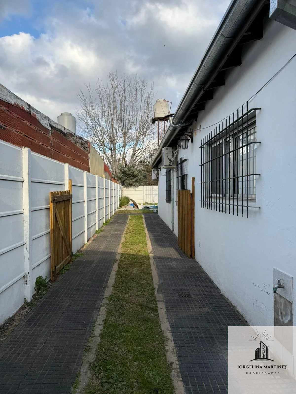 Casa en alquiler 4 ambientes c/ cochera y pileta en La Reja - Imagen 4