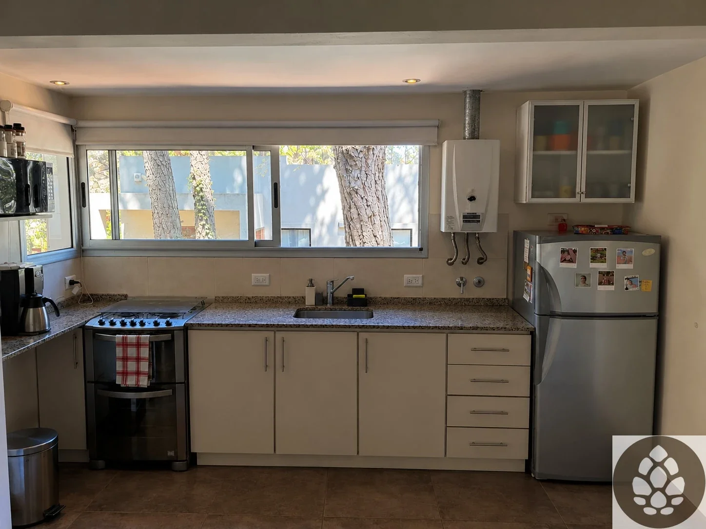 Casa en alquiler temporario c/ cochera en Mar de las Pampas - Imagen 4