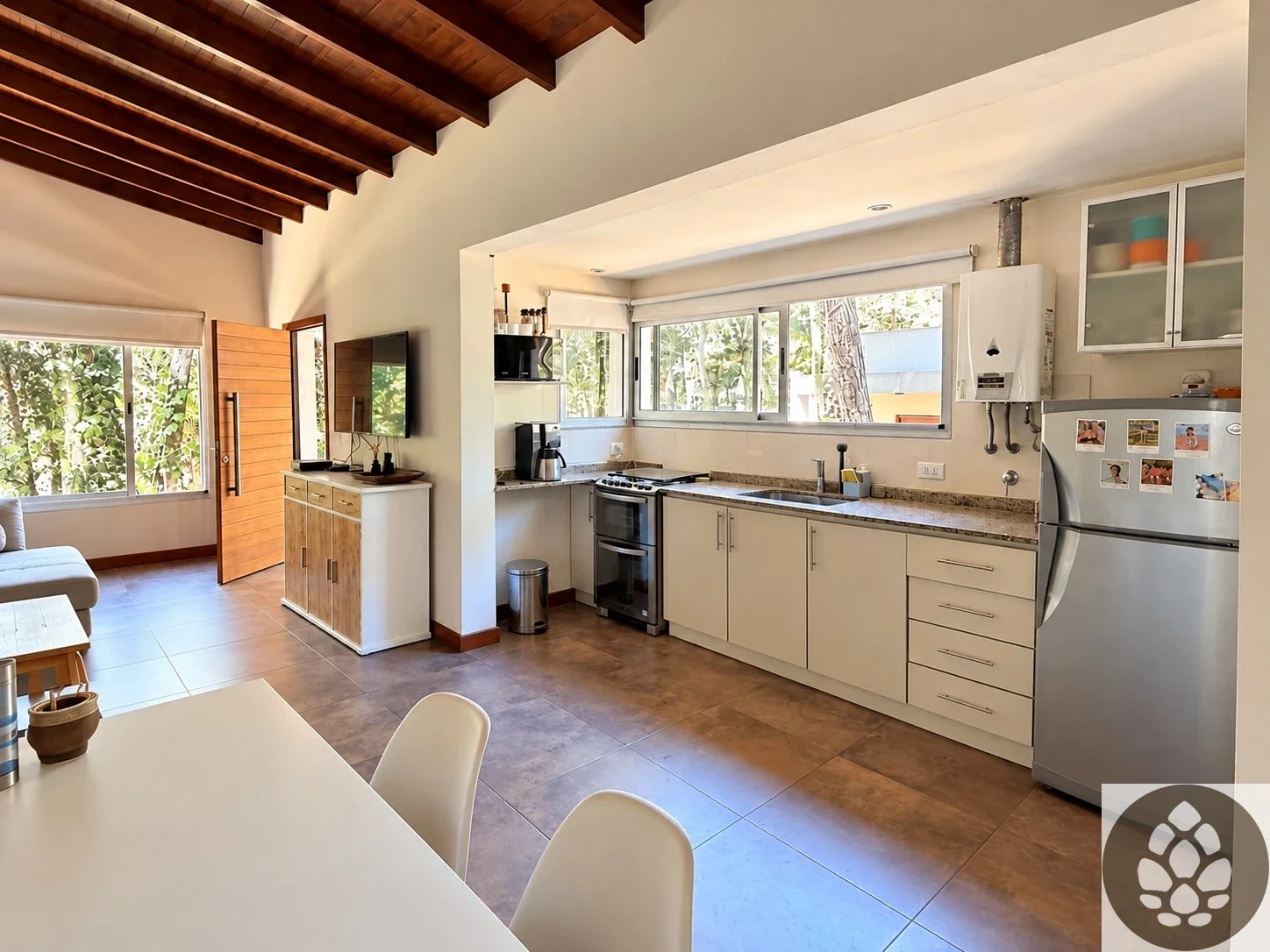 Casa en alquiler temporario c/ cochera en Mar de las Pampas - Imagen 5