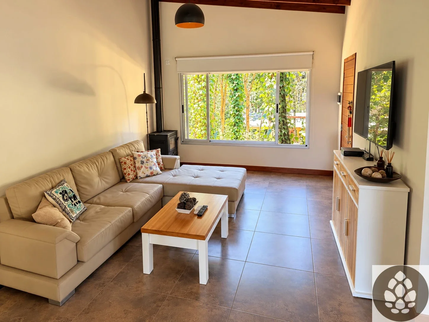 Casa en alquiler temporario c/ cochera en Mar de las Pampas - Imagen 2