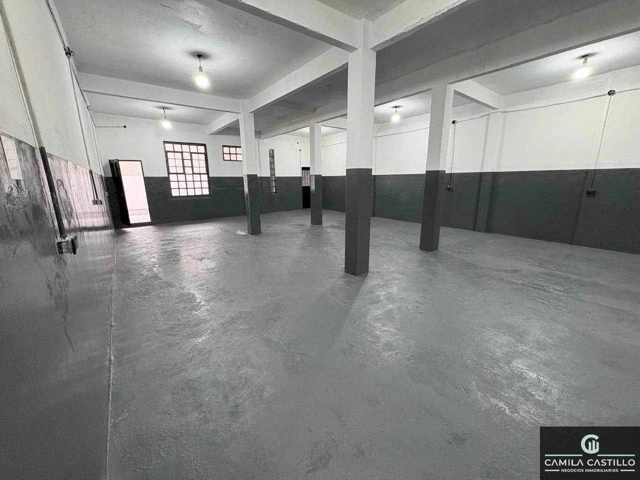 LOCAL COMERCIAL CON PATIO EN LINIERS - Imagen 3