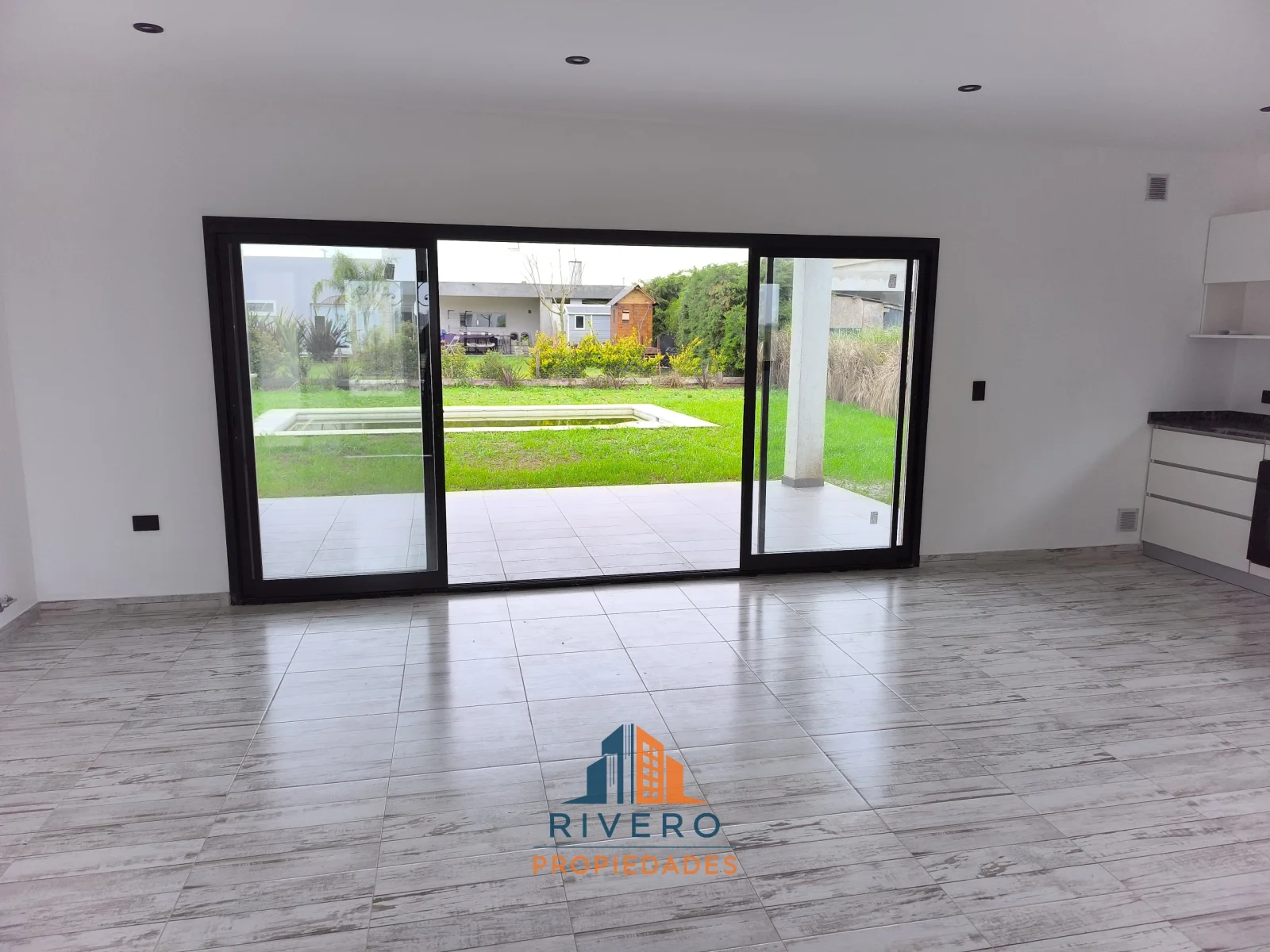 Venta Casa a Estrenar 3 Habitaciones Piscina Gas Cochera Horizontes al Sur - Imagen 3