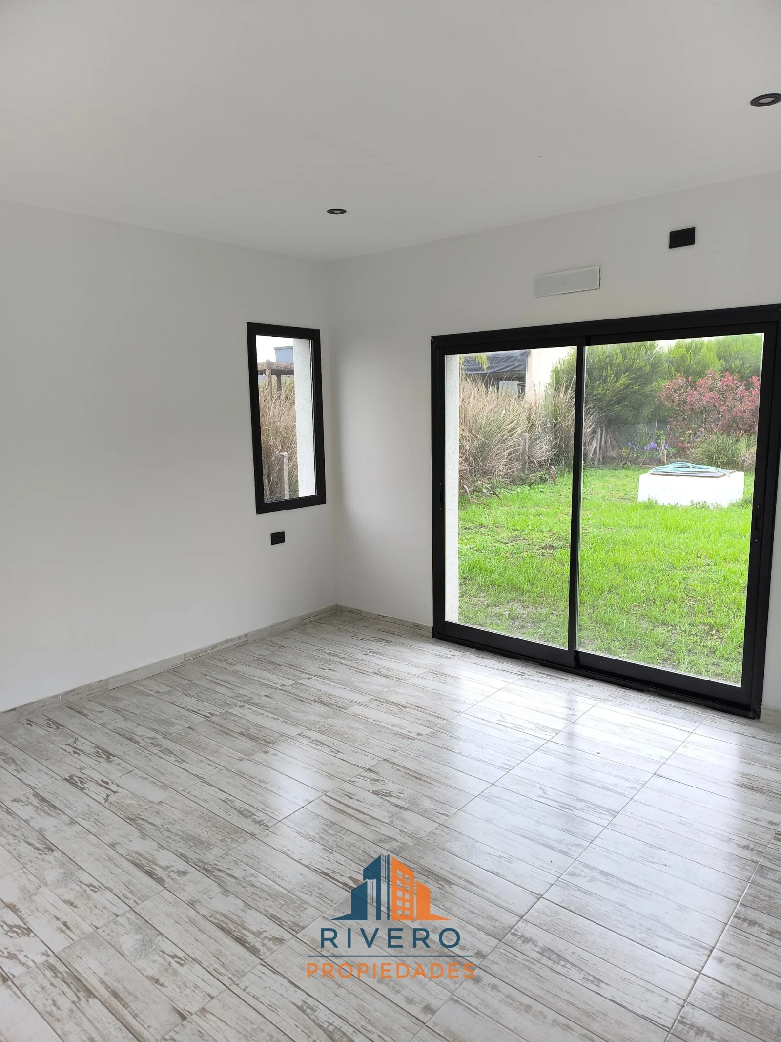 Venta Casa a Estrenar 3 Habitaciones Piscina Gas Cochera Horizontes al Sur - Imagen 5
