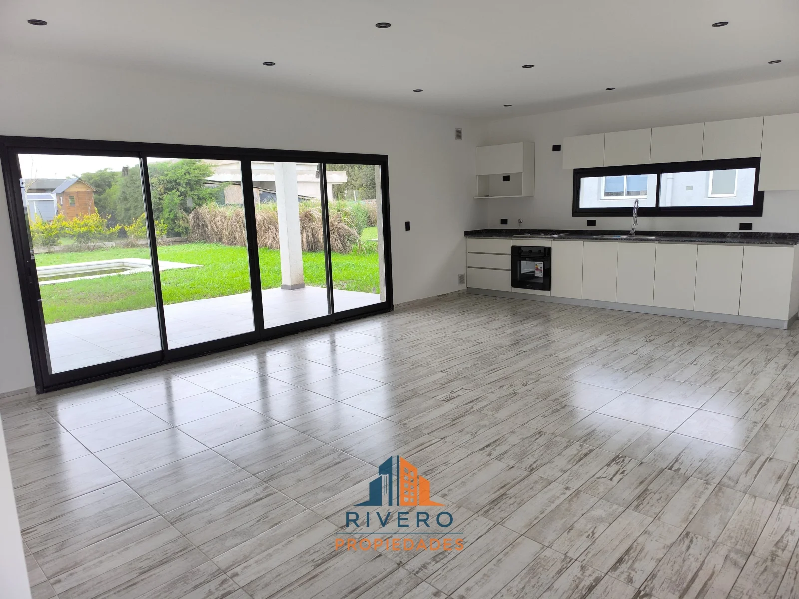 Venta Casa a Estrenar 3 Habitaciones Piscina Gas Cochera Horizontes al Sur - Imagen 2