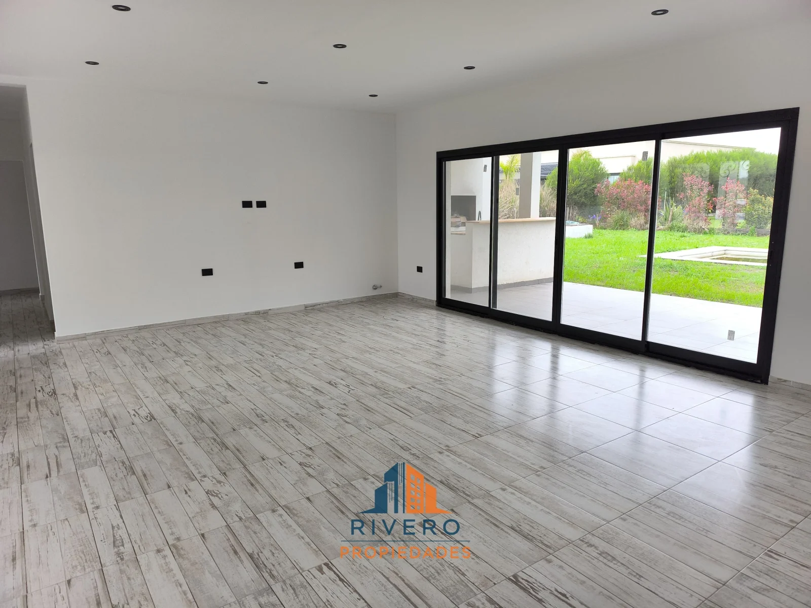 Venta Casa a Estrenar 3 Habitaciones Piscina Gas Cochera Horizontes al Sur - Imagen 4