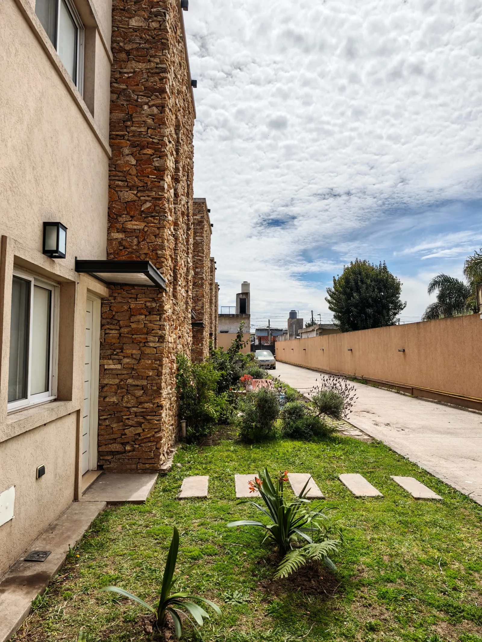 Dúplex en alquiler c/ cochera en Grand Bourg - Imagen 2