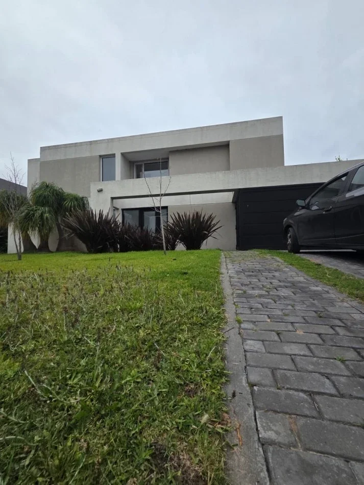 Casa en alquiler c/ cochera en Bella Vista - Imagen 1