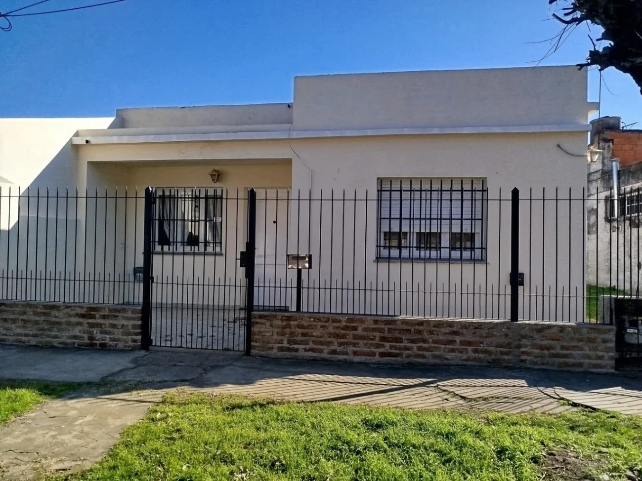 Casa en alquiler c/ cochera en Hurlingham - Imagen 1