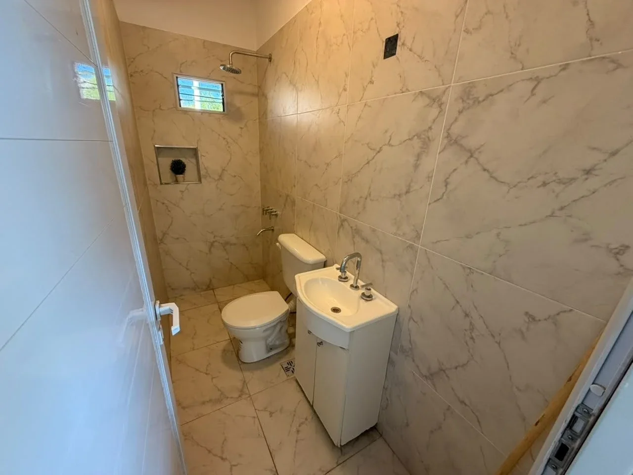 Moderna casa en alquiler de 3 dorm. con pileta en Loteo Miraflores 1, Cerrillos - Imagen 5